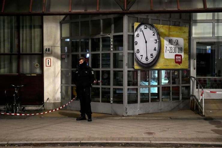 שוטרים בזירת דקירה על ידי מהגר סורי ב ברלין גרמניה
