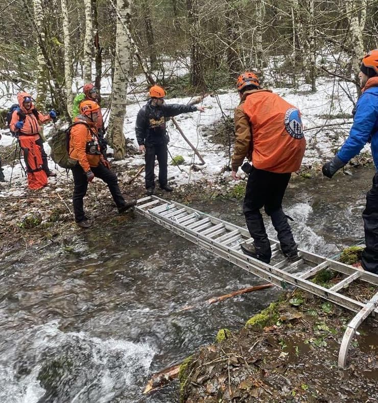 המחלצים חוצים נהר ביער במסגרת מבצע החיפושים (צילום: Skamania County Sheriff's Office) חיפושים אחרי שני גברים שמתו כשחיפשו אחרי ביגפוט ב יער במדינת וושינגטון ארה"ב