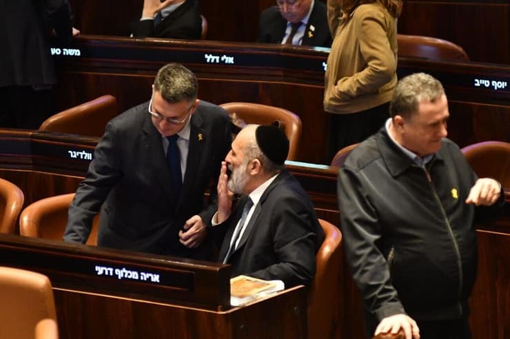 דרעי וסער משוחחים בזמן ההצבעות (צילום: רפי קוץ) אריה דרעי משוחח עם גדעון סער במליאת הכנסת