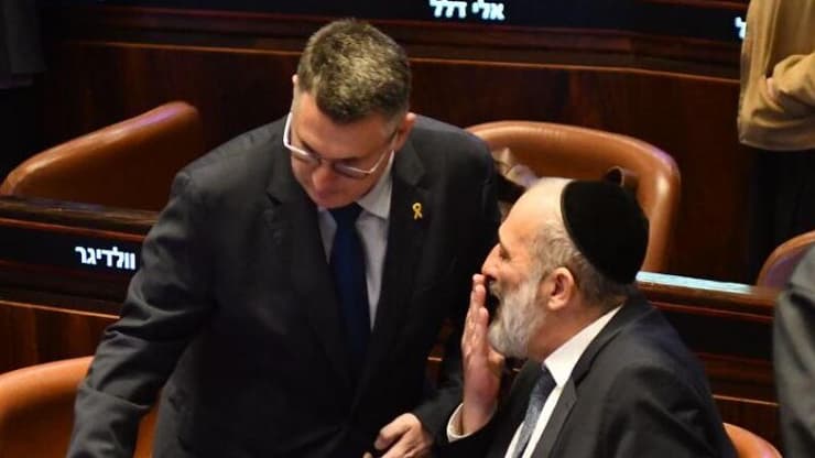 ייתכן כי יתנגדו לכיבוש. דרעי וסער (צילום: רפי קוץ) אריה דרעי משוחח עם גדעון סער במליאת הכנסת