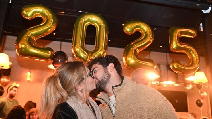 "הנשיקה המסורתית" בתל אביב. ברוכה הבאה 2025 (צילום: יאיר שגיא) סאן ורייצ'ל בחגיגות סילבסטר בתל אביב