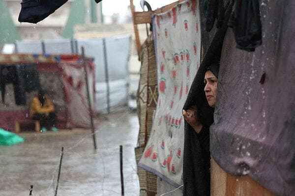 עקורים ברצועת עזה בהתמודדות עם מזג אוויר סוער