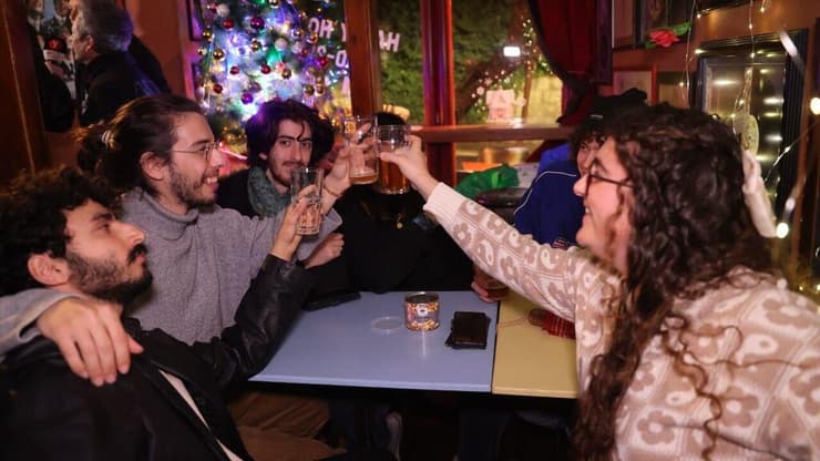 אחרי שנה קשה. מבלים חוגגים את 2025 (צילום: אלכס קולומויסקי) חגיגות סילבסטר בירושלים