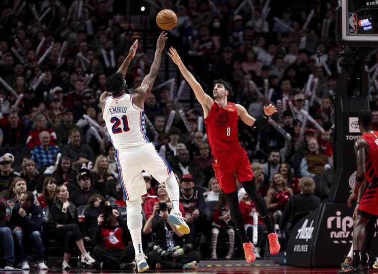 שחקן פורטלנד טרייל בלייזרס דני אבדיה מול שחקן פילדלפיה סיקסרס ג'ואל אמביד