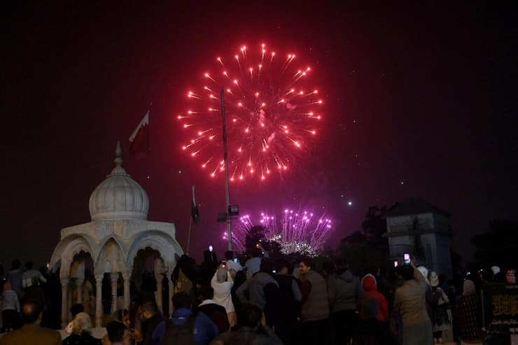 חוגגים שנה חדשה 2025  קראצ'י פקיסטן