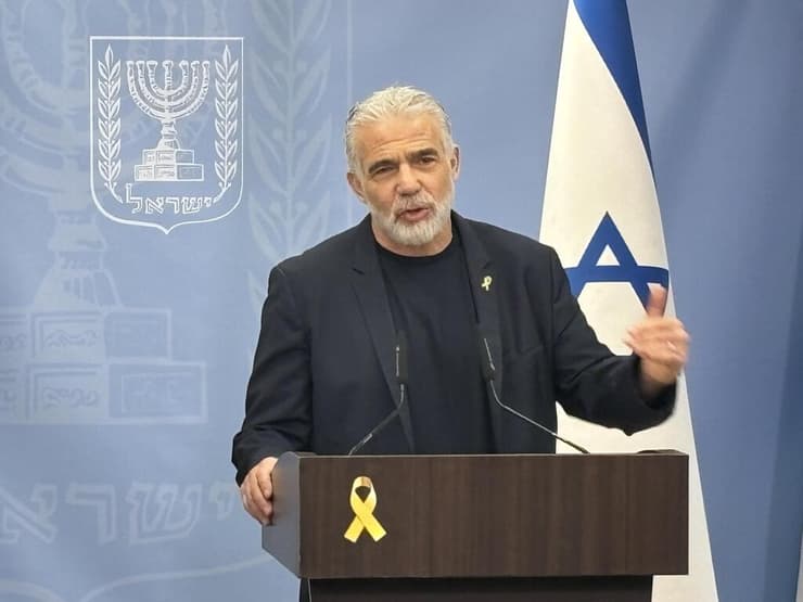 יאיר לפיד בהצהרה בישיבת הסיעה של יש עתיד (צילום: גיל יוחנן ) יאיר לפיד בהצהרה בישיבת הסיעה של יש עתיד