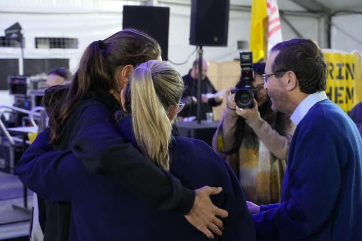 "7/10 זה מחדל שחייבים לחקור אותו לעומק באמצעות ועדת חקירה ממלכתית". הרצוג בבארי (צילום: תומר שונם הלוי) נשיא המדינה יצחק בוז'י הרצוג באירוע הדלקת נר שמיני בחצרים