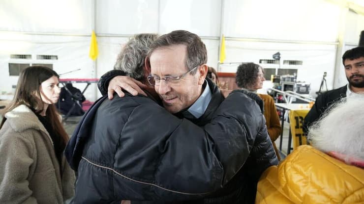 צילום: תומר שונם הלוי נשיא המדינה בוז'י הרצוג משוחח עם תושבי קיבוץ בארי באירוע הדלקת נר שמיני