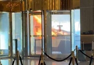 ארה"ב רכב טסלה התפוצץ ב כניסה ל מלון טראמפ לאס וגאס