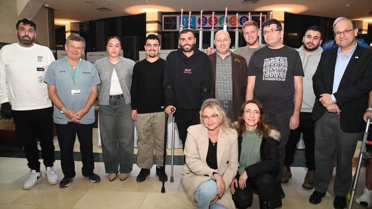 "בחיים שלנו נפגשנו בחושך, וזה עזר לראות את האורות הקטנים שדולקים כאן" (צילום: הרצל יוסף) הדלקת נרות בסורוקה עם החטופה ששוחררה אורי מגידיש ועוד 7 מהפצועים הכי קשים שטופלו בסורוקה