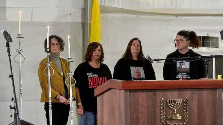 שורדות השבי מבארי. "עסקה היא לא נס, היא החלטה" (צילום: מיכל פייקין, דוברת קיבוץ בארי) שירי וייס, רעיה רותם ושושן הרן הדליקו נר