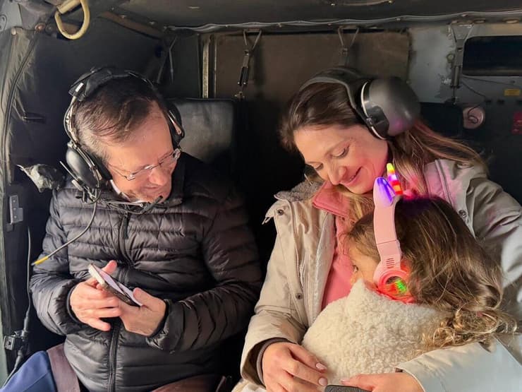 הנשיא הרצוג יחד עם אשירה וארבל גרינברג