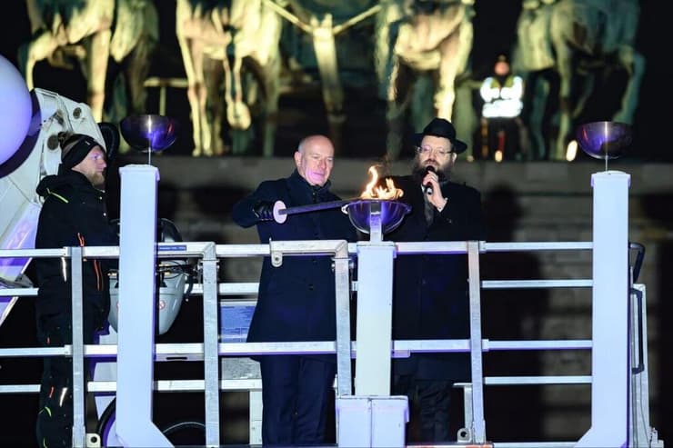 מושל ברלין מדליק את השמש בהדלקה הגדולה
