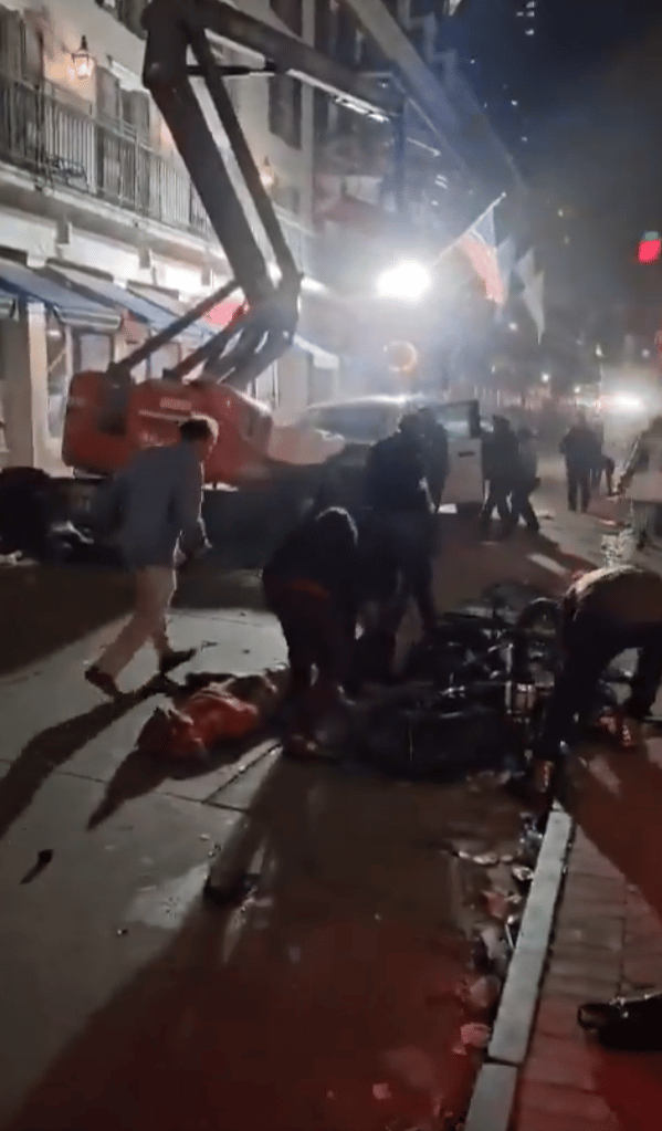 תיעוד שהופץ מזירת דריסה ב ניו אורלינס ארה"ב ובו נשמע לכאורה ירי של שוטרים על הנהג הדורס