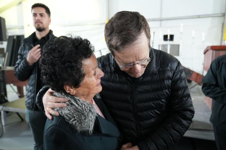 צילום: תומר שונם הלוי נשיא המדינה בוז'י הרצוג משוחח עם תושבי קיבוץ בארי באירוע הדלקת נר שמיני