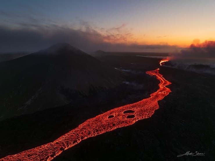 לבה זורמת באיסלנד