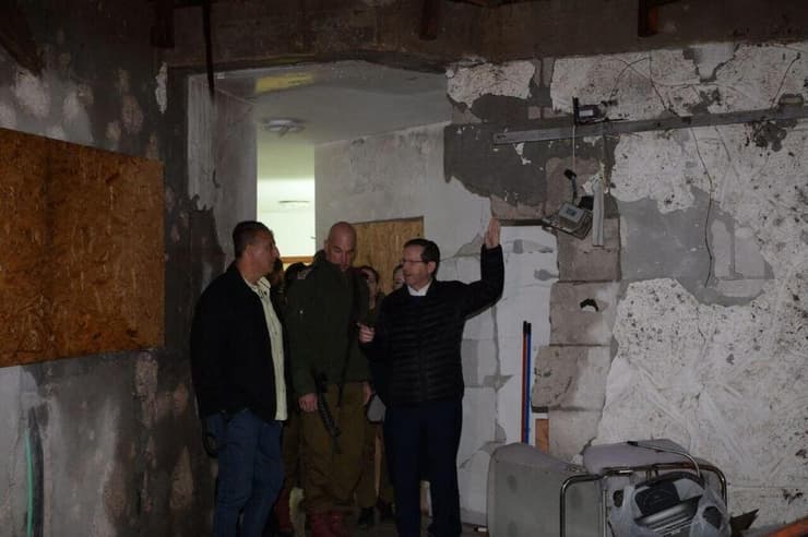 הרצוג באחד הבתים שנפגעו במטולה