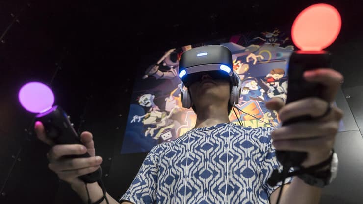 משקפי VR של סוני. העתיד נראה ורוד גם בלעדיהם (צילום: Tomohiro Ohsumi/Getty Images) משקפי VR של סוני. העתיד נראה ורוד גם בלעדיהם