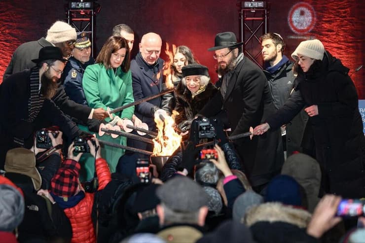 מרגוט פרידלנדר מדליקה נר בחנוכייה