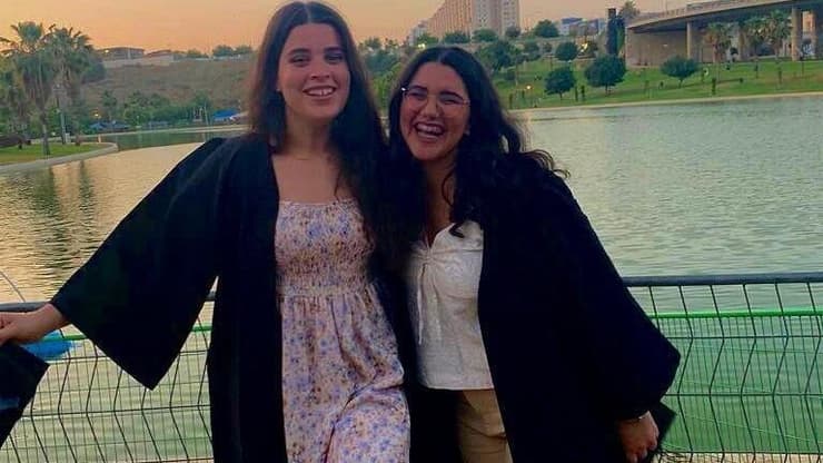 מימין נועה מרציאנו ז"ל וחברתה דנה שיינין