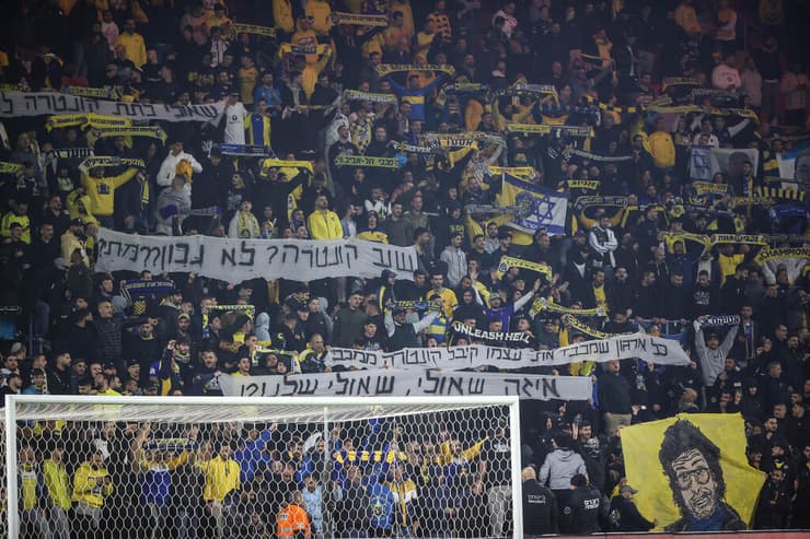 התפאורה של אוהדי מכבי ת"א, שעונים לבאר-שבע על התפאורה של שאולי