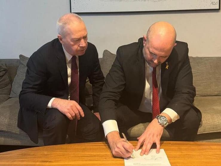  גלנט, לצד יו"ר הכנסת אמיר אוחנה, חותם על התפטרותו