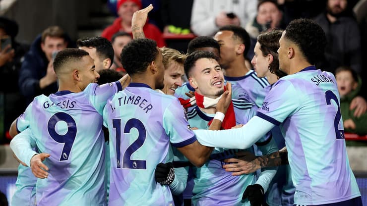 שחקני ארסנל חוגגים