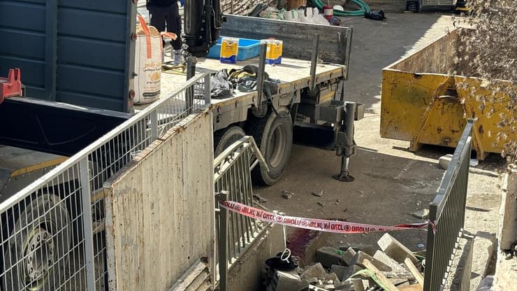 הזירה בירושלים בה נפלו אריחים מאתר בנייה  וגרמו לפציעתו של עובר אורח