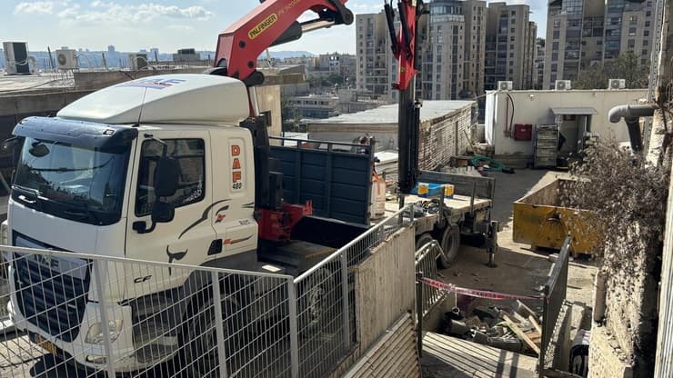 הזירה בירושלים בה נפלו אריחים מאתר בנייה  וגרמו לפציעתו של עובר אורח