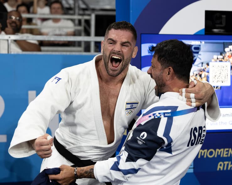 הג׳ודוקא פיטר פלצ'יק, שזכה במדליית ארד, עם מאמנו אורן סמדג׳ה, שאיבד את בנו בקרבות ברצועת עזה. צולם באולימפיאדת פריז, צרפת, ב-1 באוגוסט 2024