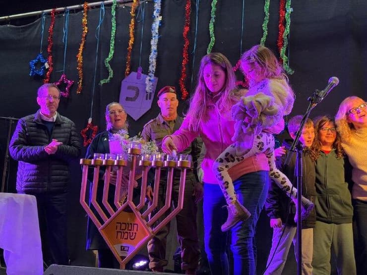 אשירה וארבל גרינברג מדליקות נרות חנוכה במטולה יחד עם הנשיא