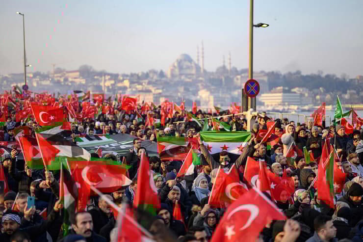 עצרת הזדהות עם העם הפלסטיני בגשר גלאטה באיסטנבול