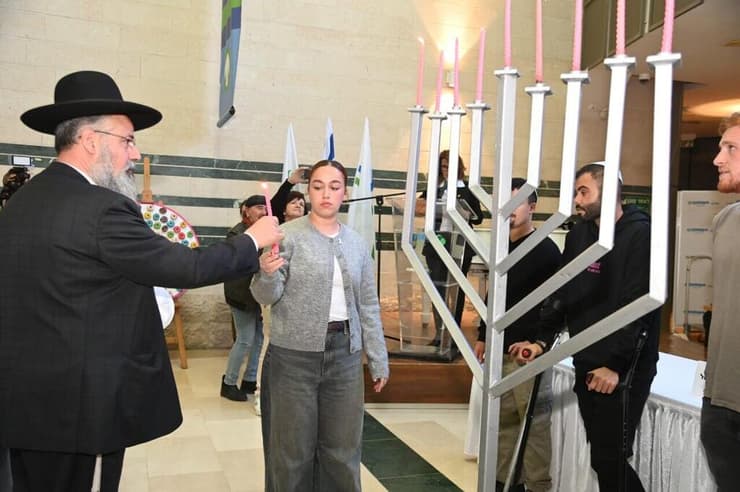 הדלקת נרות בסורוקה עם החטופה ששוחררה אורי מגידיש ועוד 7 מהפצועים הכי קשים שטופלו בסורוקה