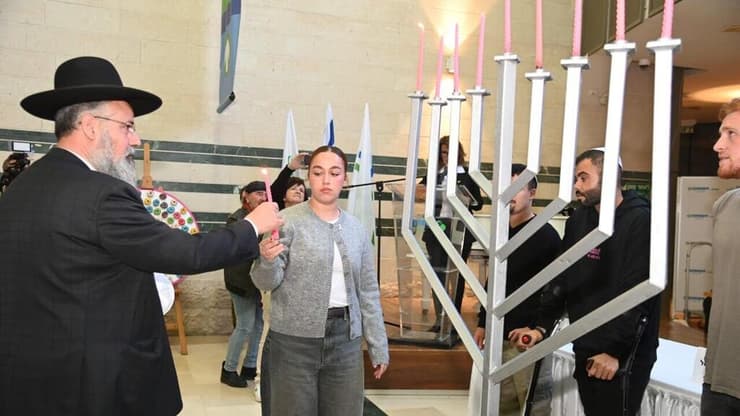 "מהרגע שהגעתי לסורוקה הרגשתי שאני בידיים בטוחות". אורי מגידיש (צילום: הרצל יוסף) הדלקת נרות בסורוקה עם החטופה ששוחררה אורי מגידיש ועוד 7 מהפצועים הכי קשים שטופלו בסורוקה