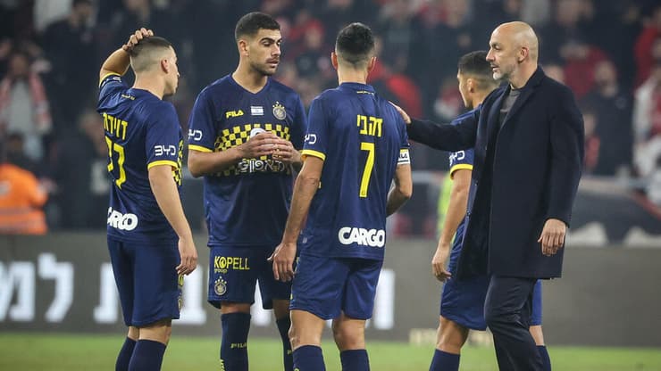 "נמשיך להילחם". לאזטיץ' ושחקני מכבי ת"א (צילום: עוז מועלם) ז'רקו לאזטיץ' ושחקני מכבי ת"א