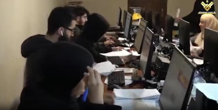 חלוקת כספים במסגרת קמפיין השיקום של חיזבאללה