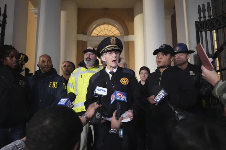 ה-FBI: "אם פגשתם במחבל ב-72 השעות האחרונות, דברו איתנו". מסיבת עיתונאים של משטרת ניו אורלינס (צילום: AP Photo/Gerald Herbert) זירת דריסה ניו אורלינס ארה"ב