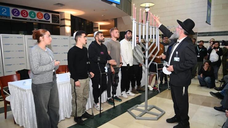 צילום: הרצל יוסף הדלקת נרות בסורוקה עם החטופה ששוחררה אורי מגידיש ועוד 7 מהפצועים הכי קשים שטופלו בסורוקה