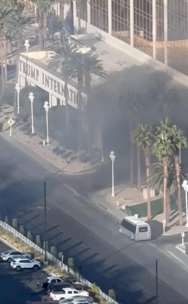 ארה"ב רכב טסלה התפוצץ ב כניסה ל מלון טראמפ לאס וגאס