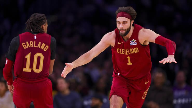 קליבלנד לא עוצרת. מקס סטרוס עם דריוס גרלנד (AP Photo/Ryan Sun) שחקן קליבלנד קאבלירס מקס סטרוס עם דריוס גרלנד