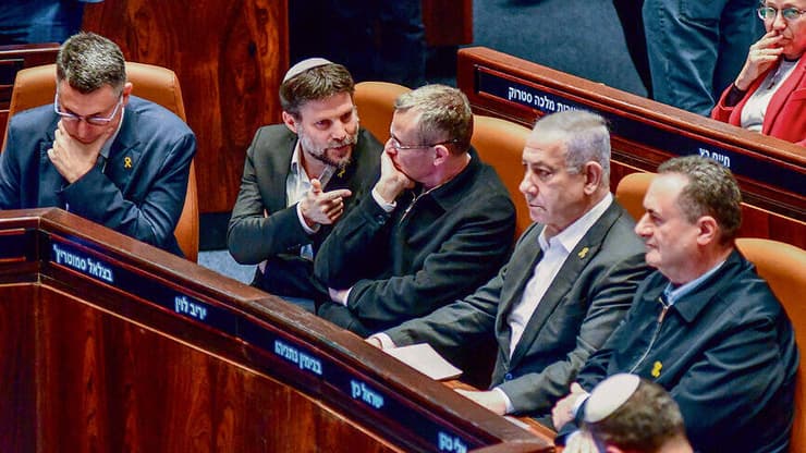 מימין: השר כץ, ראש הממשלה נתניהו, השר לוין, השר סמוטריץ' והשר סער, שלשום בכנסת (צילום: רפי קוץ) yk14208558