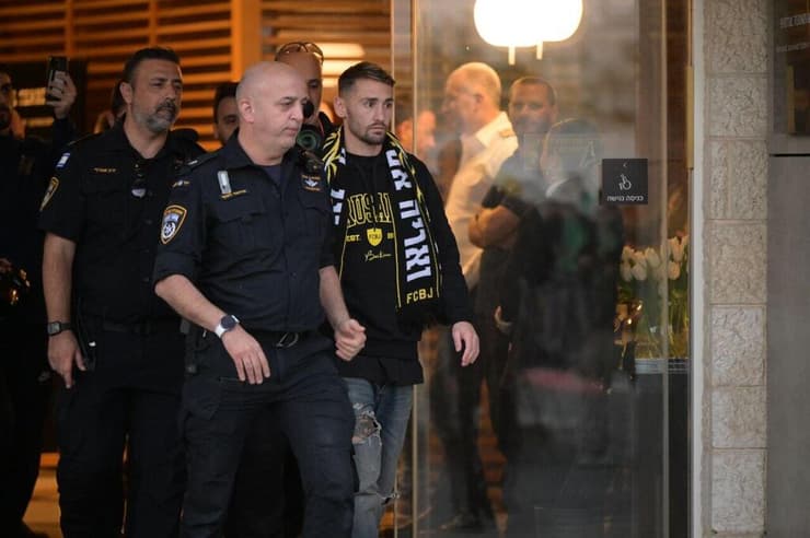 אצילי עם יציאתו מפתאל טרמינל (צילום: יובל חן) אוהדי בית"ר ירושלים קבלת פנים עומר אצילי