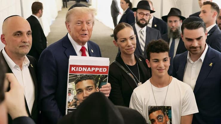 דונלנד טראמפ ומשפחת החטוף עידן אלכסנדר. הוא זה שהתניע במידה רבה את המשא ומתן שמתנהל בימים אלה (צילום: Yuki Iwamura, AP) דונלנד טראמפ ומשפחת החטוף עידן אלכסנדר