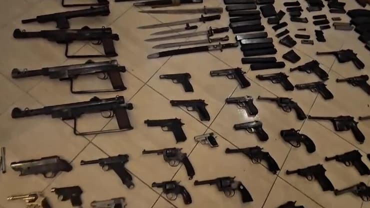  כלי נשק ואמצעי לחימה שנאספו ברבות השנים ממלחמות ישראל אותרו בדירת מגורים ברחובות 