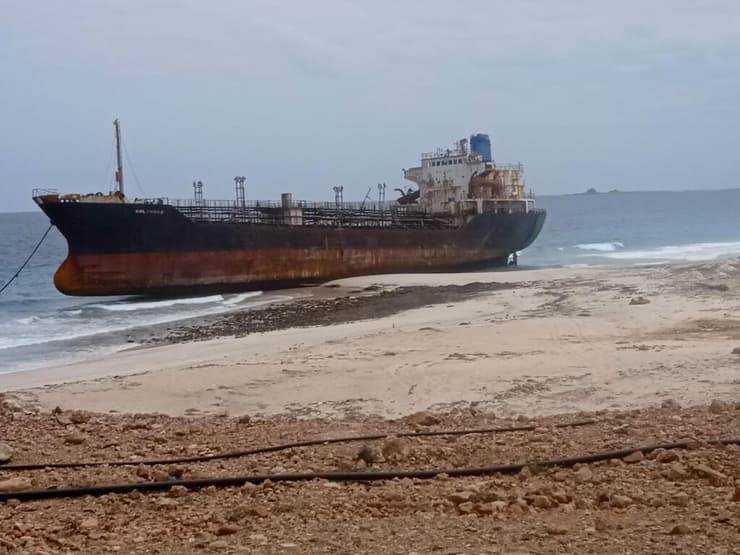 אוניה נטושה בחוף אוניה נטושה בחוף