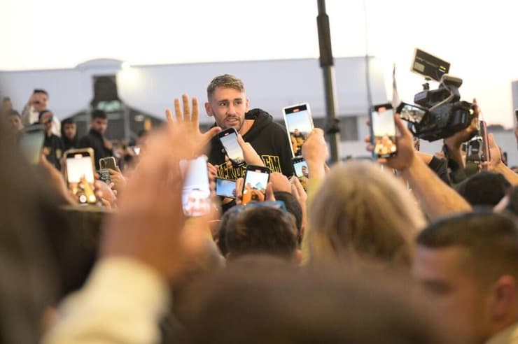 האוהדים בטירוף (צילום: יובל חן) אוהדי בית"ר ירושלים קבלת פנים עומר אצילי