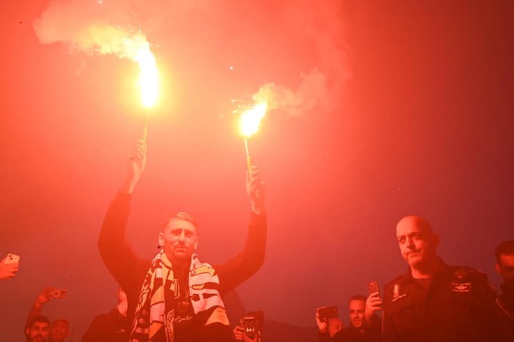 אצילי עם האבוקות (צילום: יובל חן) אצילי עם האבוקות בנתב"ג