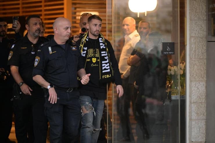 עניין של דוגמה. אצילי מתקבל בשדה התעופה על ידי אוהדי בית"ר (צילום: יובל חן) אוהדי בית"ר ירושלים קבלת פנים עומר אצילי