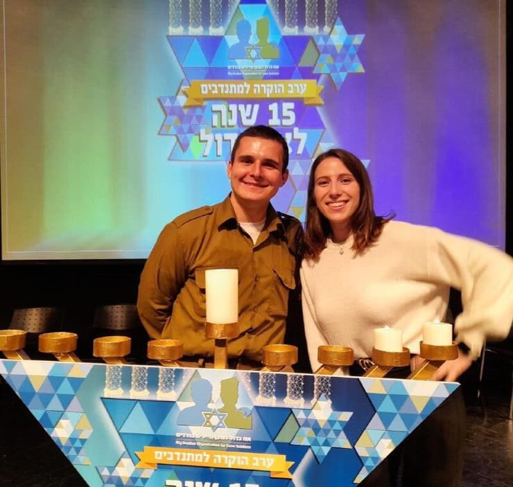 במסיבת חנוכה עם "האחות הגדולה", אלה שטוברינה (צילום: באדיבות עמותת "אח גדול למען חיילים בודדים") תיאודור עם אלה שטוברינה, "האחות הגדולה" מהעמותה