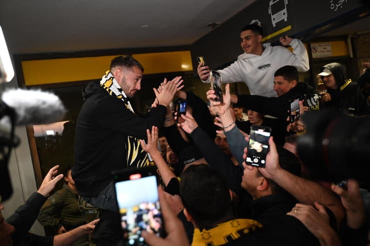 אצילי והאוהדים (צילום: יובל חן) אוהדי בית"ר ירושלים קבלת פנים עומר אצילי